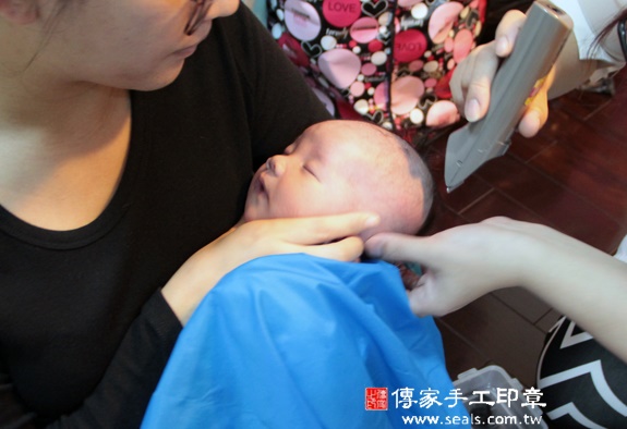 楊寶寶(新北汐止區到府嬰兒寶寶滿月剃頭理髮、免費到府嬰兒剃胎毛儀式吉祥話)。到府剃頭剃胎毛主持、專業拍照、DVD光碟、證書。★購買「臍帶章、肚臍章、胎毛筆刷印章」贈送：剃頭、收涎、抓周，三選一。2015.11.20 照片16